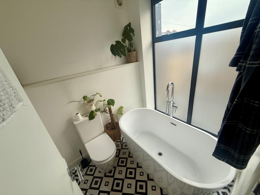 Lot: 57 - WELL PRESENTED THREE-BEDROOM HOUSE FOR INVESTMENT - Family bathroom with W.C.